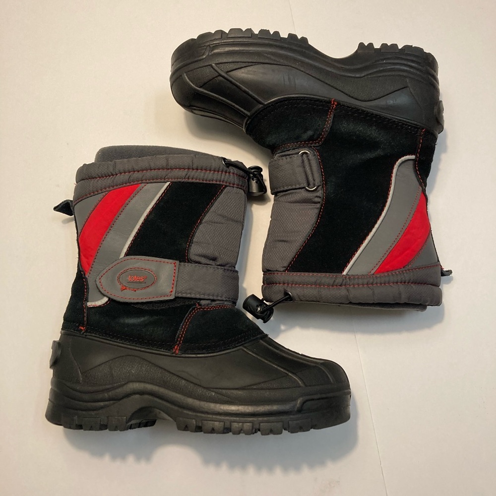 Totes youth snow boot size 2. Black and Red.